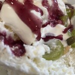 サカノウエカフェ - 巨峰ソースかけるとガラッと変わる！