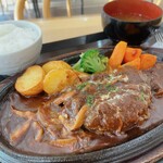 岩城ウミヨコ食堂 - 料理写真:由利牛ハンバーグ＋ごはん・味噌汁