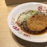 いろり庵 きらく - コロッケ蕎麦（冷やし）530円