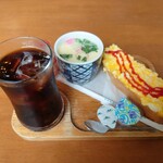 きくみ - 料理写真:●アイスコーヒー（モーニングサービス付き）400円

■パンは
　シナモン、バター、ジャム、小倉、玉子　から選択できる