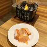 なが田酒店 - ・本日の焼き物 鮭ハラス 350円〜