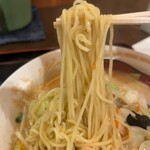 六明閣 - ピリ辛とんこつラーメン定食950円