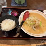 六明閣 - ピリ辛とんこつラーメン定食950円