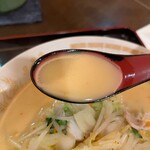 六明閣 - ピリ辛とんこつラーメン定食950円