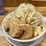 216811458 - 濃厚ラーメン850円 豚増し150円 野菜増し50円