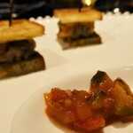 鉄板焼き あさひ - デニッシュバーガーと自家製ピクルス　ピンチョス風の提供です