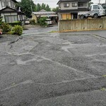 大伸工業 - 店舗前の駐車場です！下の道路からちょっと登って入ります！