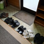 大伸工業 - 靴を脱いで上がるタイプです！店内は元事務所だった佇まいで、大きなテーブルが4卓有ります！