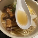 Okinawa Ryouri To Robatayaki Nankurunaisa - 出汁がおいしい沖縄そば～スープはすんでいて味は抑えめ