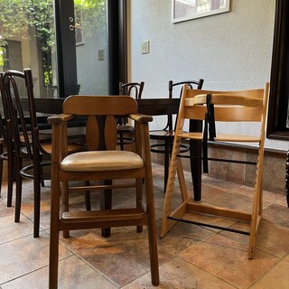 お子様椅子は2脚ございます。　
ベビーカー入店可能です。