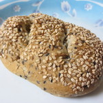 Taberuto - 胡麻とさつま芋のパン。