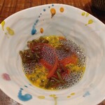 傳 - (2023/7 訪問)トマト寒天、じゅんさい、バジルシード、パッションフルーツ。この季節に食事の一品として提供されるお料理がデザートに。