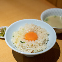 鶏料理 清水 - 〆　スープで炊いて作る究極の土鍋卵かけご飯　 美味しい卵とおしんこ添え