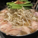 個室焼き鳥 あか峯 - 秘伝の醤油スープ　モツ鍋