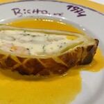 ビストロ・ダルブル - 北海道産アイナメとエビ、ホタテムースのパイ包み。淡白なお魚に、濃厚な海老の旨みが凝縮されたバターソースがマッチ。素材のゴロゴロっとした歯応えも食べ応えがあってたのしい。パイの甘味がアクセント。