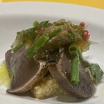 ビストロ・ダルブル 恵比寿店 - 焼きなすと鰹のサラダ。焼きなすの香ばしい焦げ目が風味豊か。脂ののったカツオのタタキが、サッパリとした青ネギと茗荷のジュレによく合う！