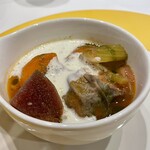 ビストロ・ダルブル 恵比寿店 - 浪江ビーツと国産牛もつのボルシチ。なんとまあ優しい味わい。ビーツ、にんじん、セロリ、、、ごろごろのお野菜がたっぷり。もつのサイズも驚く大きさ。でも少しも臭みがなく、上品なお味。