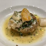 ビストロ・ダルブル 恵比寿店 - ジャンボマッシュルームにのった、つぶ貝とエスカルゴのガーリックバター焼き。貝ときのこの旨みが染み出たこのソースがたまらなく美味しい