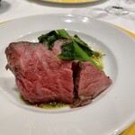 ビストロ・ダルブル - 仙台牛のステーキ。絶妙なレアの焼き加減。やわらかくて、噛むたびにやさしい肉汁が溢れ出る。付け合わせのジャガイモも結構なボリュームで、だいぶお腹いっぱいに