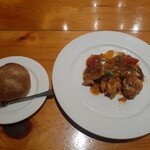 ビストロむく  - メイン料理(鶏肉のオレンジ煮と熱々のパン)