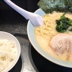 横浜家系ラーメン 魂心家 - 料理写真:塩ラーメン(大盛り無料)、くずれ味玉、ライス無料
