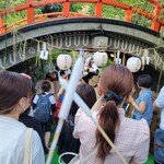 出町ふたば - 上賀茂神社のみたらし祭りで川に入り