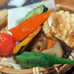 Kunihiro Ageha - 色々の野菜の素揚げ。これが本当においしいんです。私はカレー味の塩が好み。わさびドレッシングもよく合う