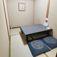 割烹 由多嘉 - 1人なのにこんな個室をご用意頂き、恐縮です(՞ ܸ.‪ˬ.ܸ՞)
                    猛暑日のこの日、エアコンの効いた個室は
                    とても有難かったです♡BGMは箏曲♪