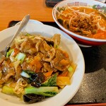 台湾料理 金龍閣 - 牛肉飯 ＋ マーラー麺 850円