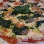 コメ・スタ - 自家製サルシッチャとジェノバソースのピッツァ