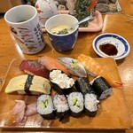 Hokake Sushi - ランチ860円　6貫＋巻物1本