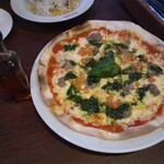 コメ・スタ - 自家製サルシッチャとジェノバソースのピッツァ