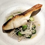 シャテーニュ - スズキのポワレ　アサリの出汁スープ