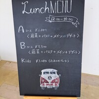 Grand Bleu Gamin - その入り口に掲げてあるランチのメニュー内容と金額。