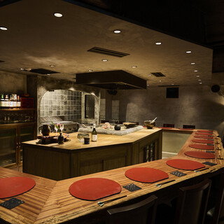 囲炉裏と伝統陶器が優しく包み込む空間で