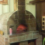 アソ ヴィレッジ カフェ - カウンター側のこのかまどでピザを焼いているそうです