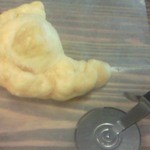 アソ ヴィレッジ カフェ - 揚げピザ。ピザ生地を揚げてあって大変食感が面白くてナイス