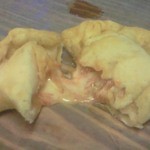 アソ ヴィレッジ カフェ - 揚げピザ断面図。マルゲリータを選択しましたが、中からチーズとトマトが。