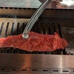 焼肉 じゅん - 特上すき焼きのサーロインを焼いているところ