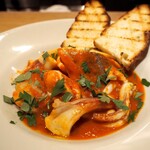 スガハラ - 京都 白烏賊 + 宮城 帆立 + 明石 真鯛のトマト煮込み ガーリックトースト添え