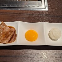 焼肉 じゅん - 特上すき焼きのサーロインを焼いてお皿にのせたところ
