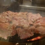 Yakitori Akira - 鶏もも肉炭火焼を焼いているところ