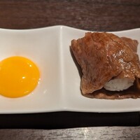 焼肉 じゅん - 焼いた特上すき焼きのサーロインにご飯を巻いたところ