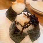 居酒屋 鰤生 - おにぎりはツヤツヤご飯。強く持つとほどけます
