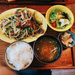 Shokudou Chiaru - 私はレバニラ炒め定食　レバーが竜田揚げっぽくしてあり、食べやすくてボリューミーでした。サラダもオサレ