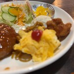 ガテマラ - 焼きそば、オムレツ、唐揚げ