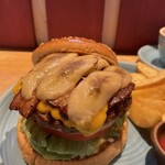 Louis Hamburger Restaurant - 『Elvis Presley's Cheese Burger¥1,750』
            『lunch drink¥150』