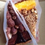 朝顔型極選バナナのティラミス(左)とオレンジムースのチョコのタルト