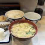 食事と酒処 真 - 味噌汁には豆腐入ってた_:(´ཀ`」 ∠):