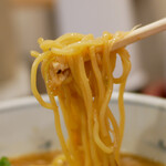 麺屋 燕 - こく味噌ラーメン 麺リフトアップ
